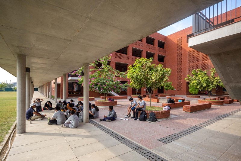 Aga Khan Academy - learning in the shade