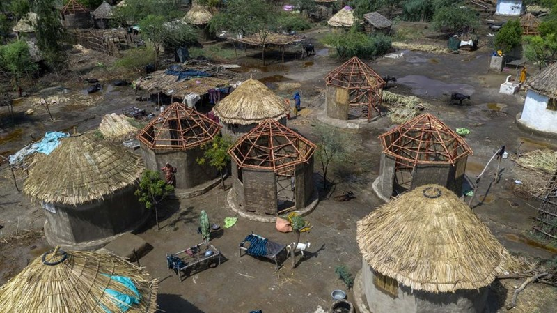 Bamboo and Limecrete / earth houses in Pakistan, made by Barefoot Architect Yasmeen Lari and their owners. 